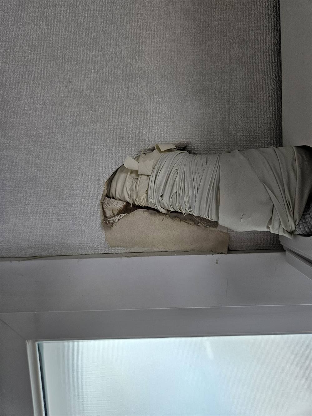 복층 에어컨 설치부 도배 손상