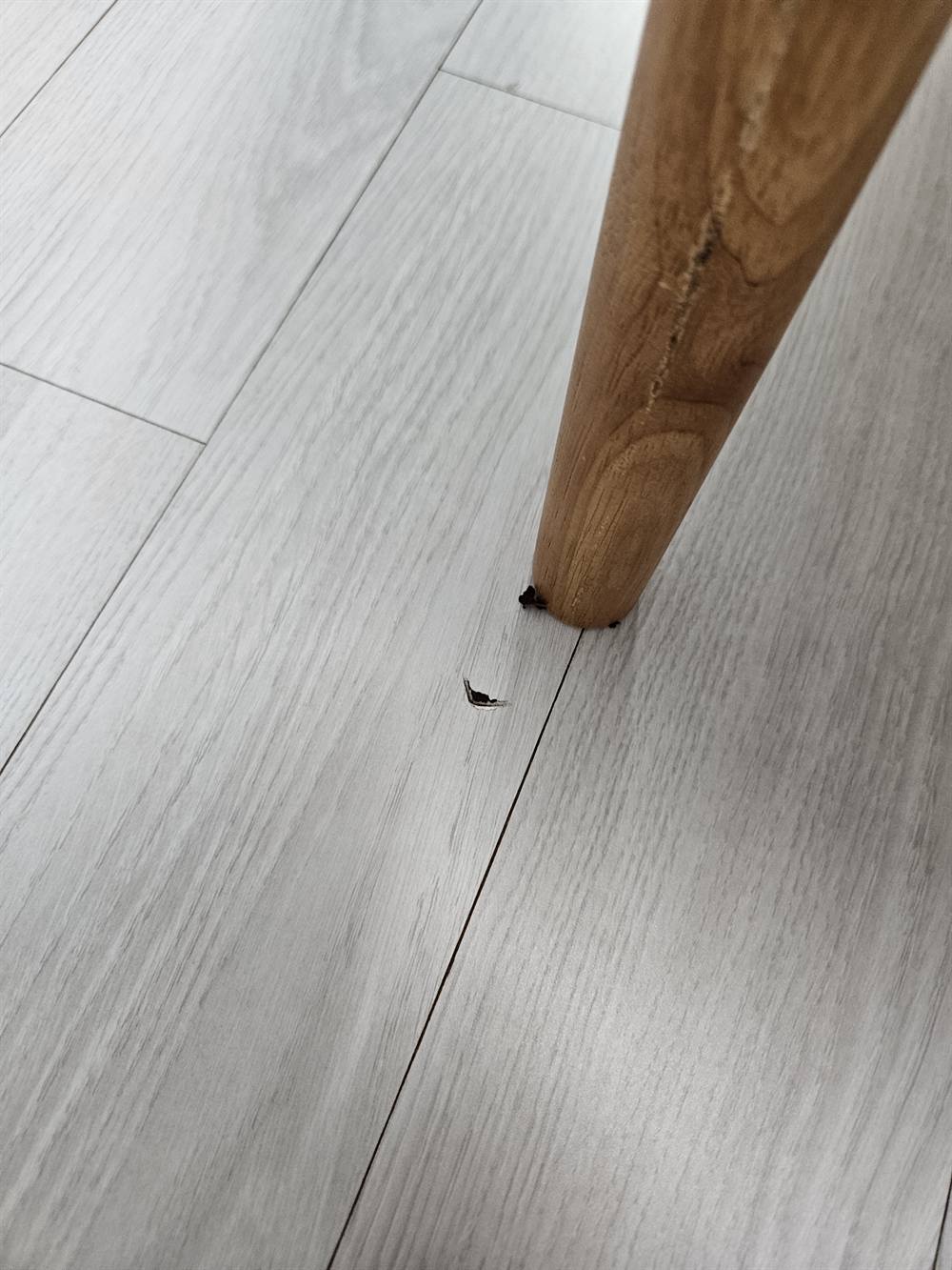 복층 바닥재 스크래치