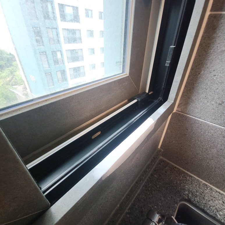 안방 샷시 보수 후